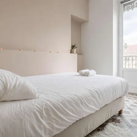 Jeanne • T2 Lumineux Avec Balcon • Centre De • Quartier Estacade • Tram A Pied Grenoble