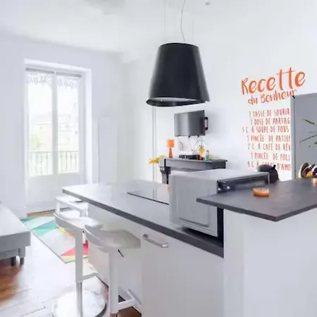 Jeanne • T2 Lumineux Avec Balcon • Centre De • Quartier Estacade • Tram A Pied Grenoble
